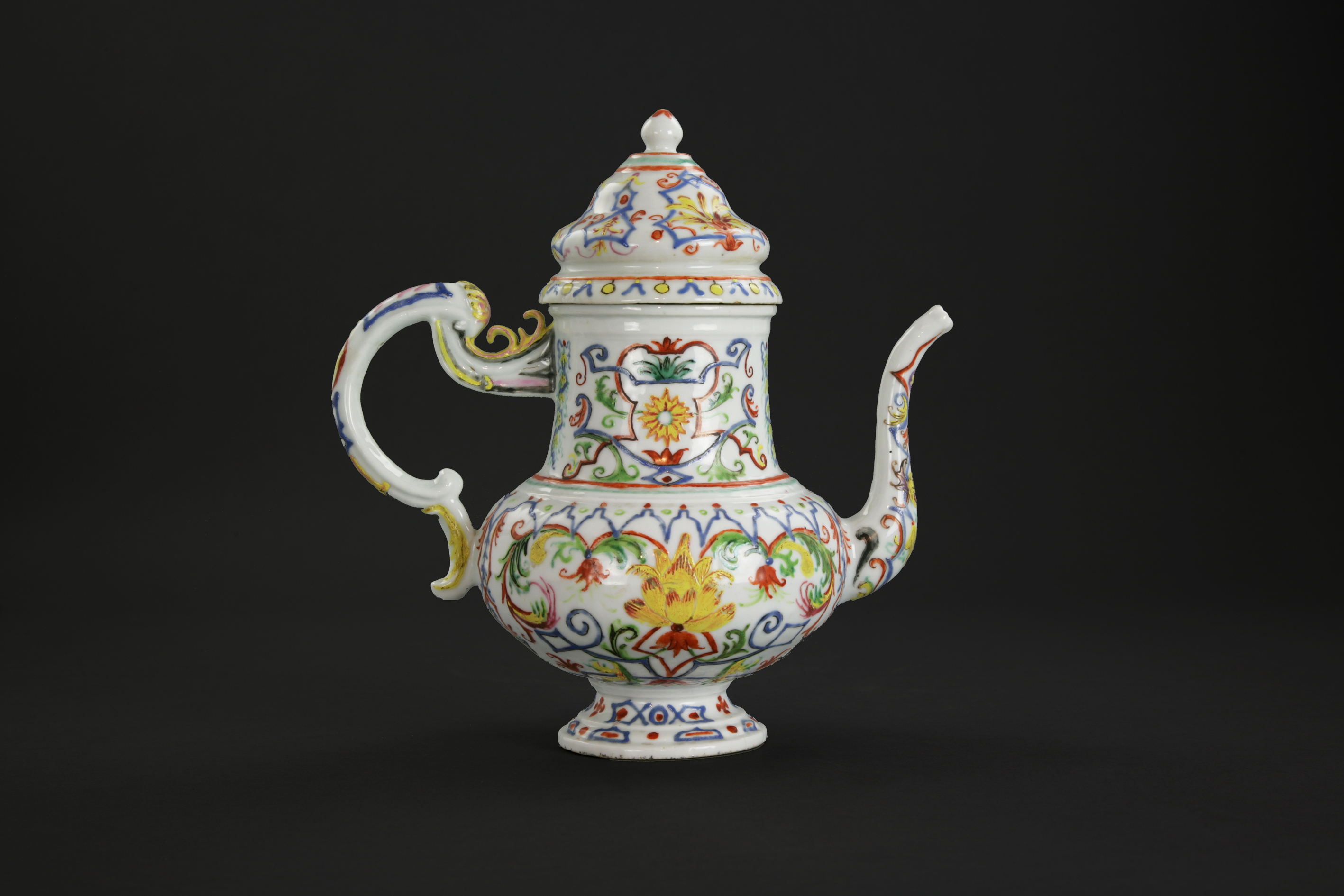 Chinese export porcelain ewer with designs after vezzi porcelain